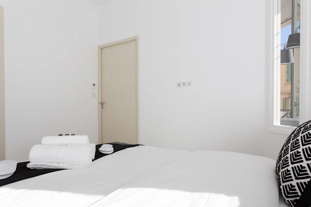 Anzur Yourhosthelper Cannes France
