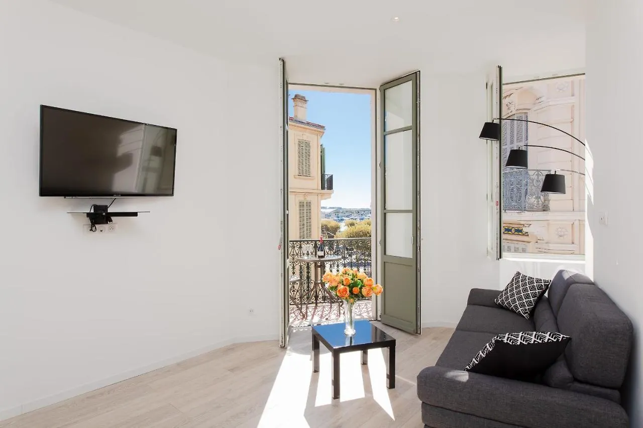 Anzur Yourhosthelper Cannes France