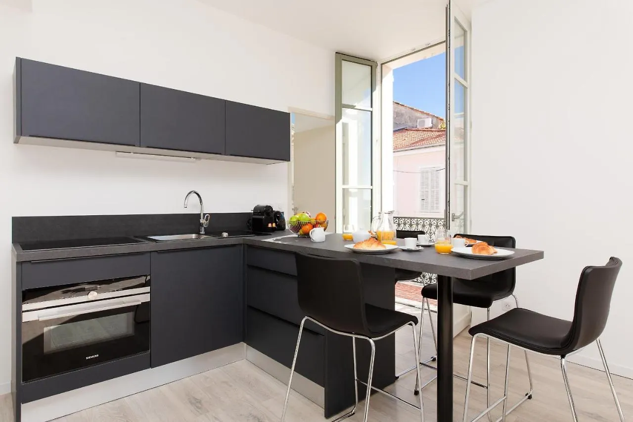 Anzur Yourhosthelper Cannes France